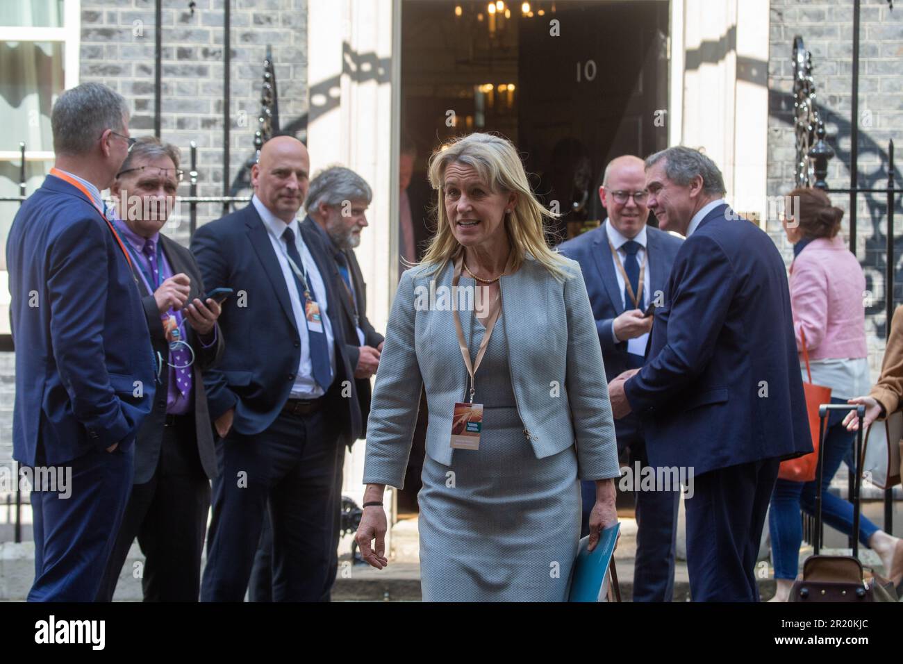 London, England, Großbritannien. 16. Mai 2023. Der Präsident der National Farmers Union MINETTE BATTERS wird vor der 10 Downing Street gesehen, nachdem er am britischen „Farm to Fork Summit“ teilgenommen hat, an dem Vertreter aus der Nahrungsmittel- und Landwirtschaftsindustrie teilnehmen. (Kreditbild: © Tayfun Salci/ZUMA Press Wire) NUR REDAKTIONELLE VERWENDUNG! Nicht für den kommerziellen GEBRAUCH! Stockfoto