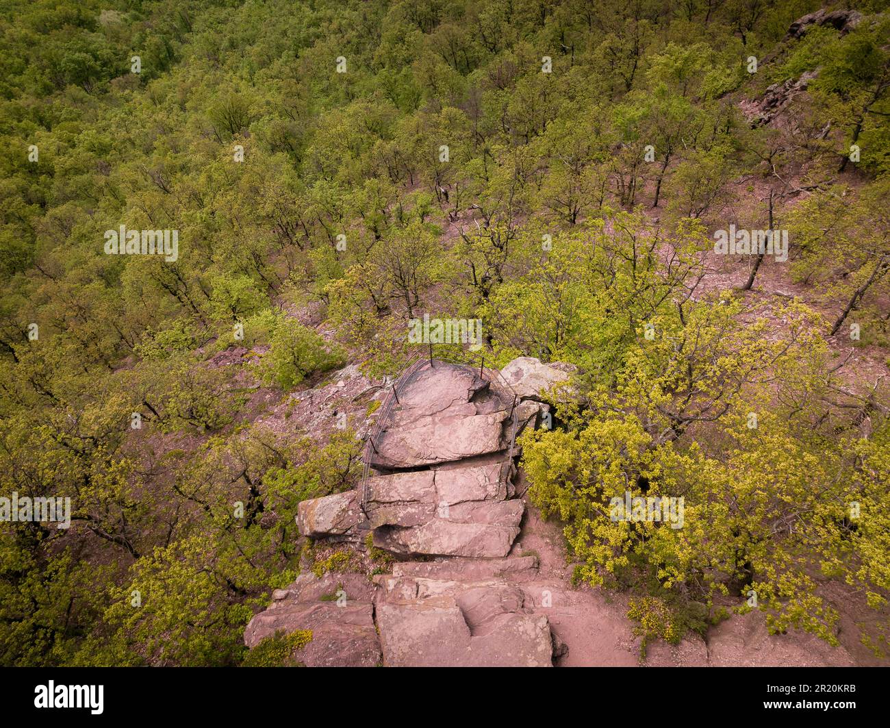 Zsongor-ko ist ein berühmter Aussichtspunkt im Meksek-Gebirge Ungarn. In der Nähe befindet sich das Dorf Kovagoszolos im Bezirk Baranya. Beliebtes Wanderziel. Stockfoto