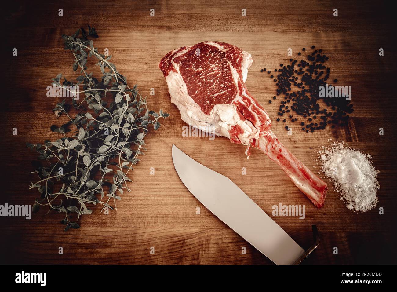Wagyu Tomahawk Steak auf einem Holzbrett mit Salz und Pfeffer Stockfoto