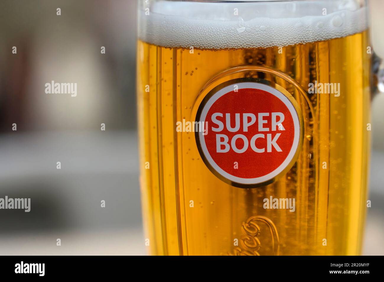 Lissabon, Portugal - 30. April 2023: Ein großer Bierbecher mit der Marke Super Bock. Stockfoto
