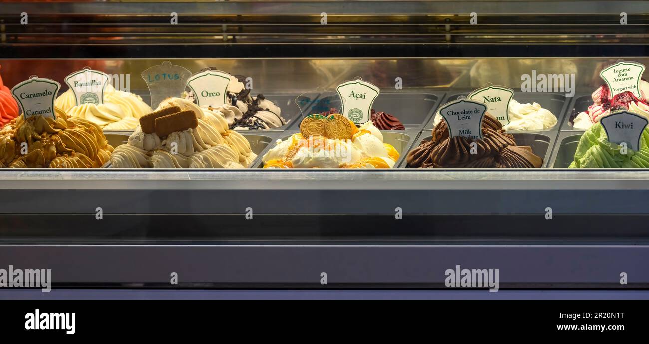 Lissabon, Portugal - 30. April 2023: Eiscreme oder Eis in einer Cafeteria Stockfoto