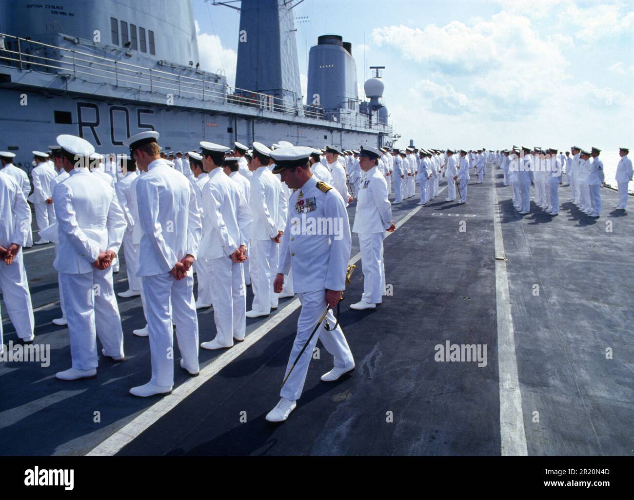 HMS Unbesiegbare Divisionen auf See, 1984 Stockfoto