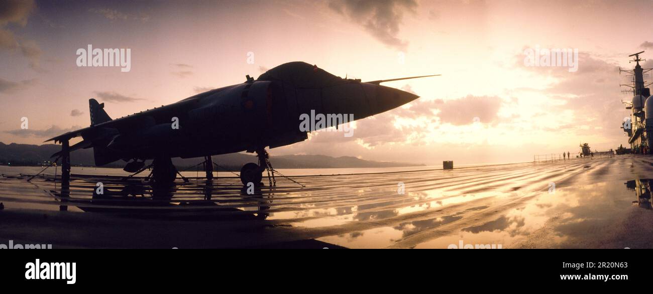 Harrier Jump Jet Flugzeug auf dem Deck der HMS Invincible, 1984 Stockfoto