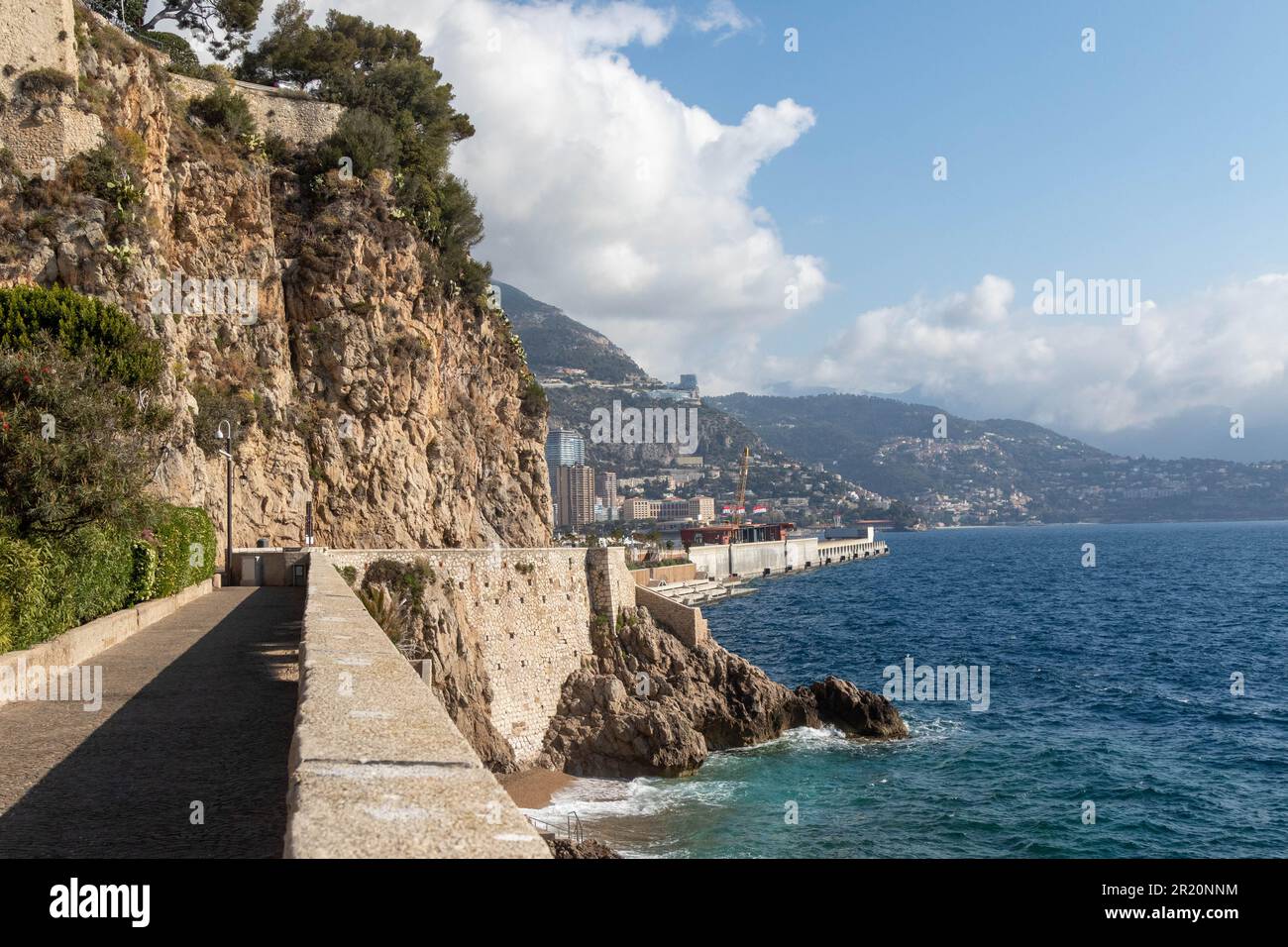 Monaco-Ville, Monaco, 20. 2023. April:- die Küste des Felsen von Monaco, unterhalb von Monaco-Ville Stockfoto