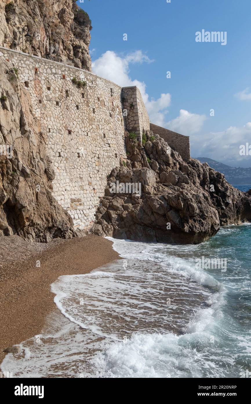 Monaco-Ville, Monaco, 20. 2023. April:- die Küste des Felsen von Monaco, unterhalb von Monaco-Ville Stockfoto