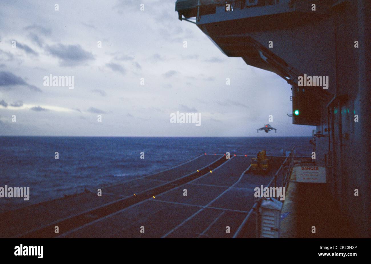 Harrier Jump Jet Flugzeug startet von Deck der HMS Invincible in der Nacht, 1984 Stockfoto