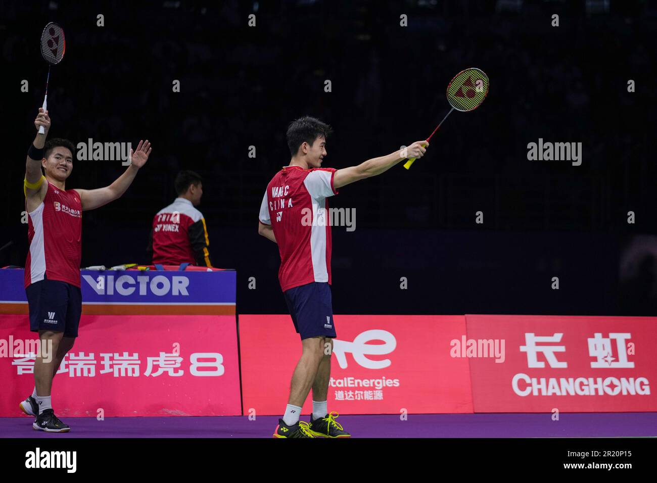 Suzhou, Chinas Provinz Jiangsu. 16. Mai 2023. Wang Chang/Liang Weikeng (L) aus China feiern nach dem Duell der Männer gegen Kwek Jun Liang Andy/Loh Kean Hean aus Singapur Ein Spiel zwischen China und Singapur beim BWF Sudirman Cup in Suzhou, Provinz Jiangsu im Osten Chinas, am 16. Mai 2023. Kredit: Li Bo/Xinhua/Alamy Live News Stockfoto