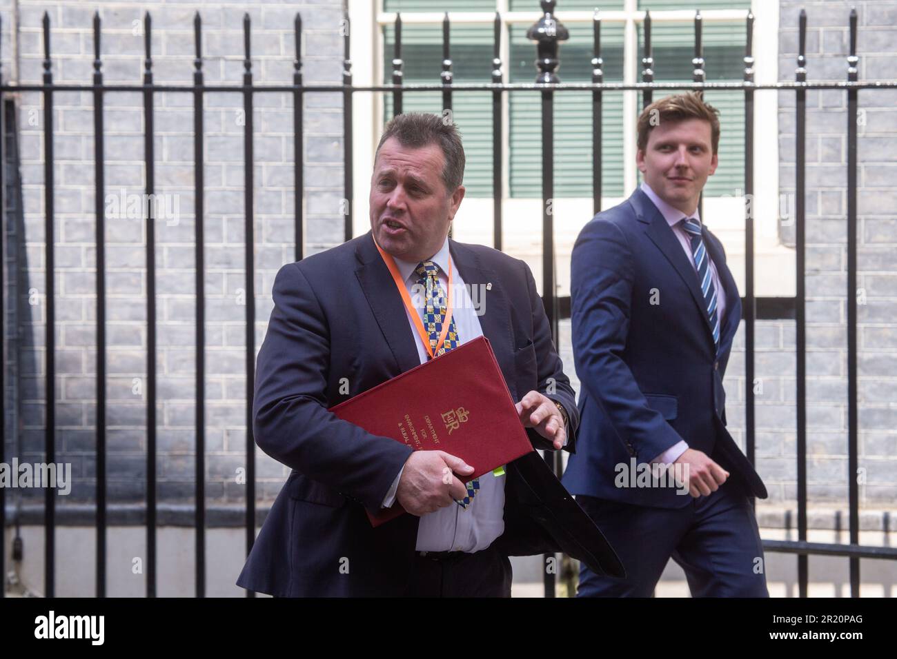 London, England, Großbritannien. 16. Mai 2023. Mark SPENCER, Minister für Ernährung, Landwirtschaft und Fischerei, ist vor der 10 Downing Street zu sehen, nachdem er am britischen „Farm to Fork“-Gipfel teilgenommen hat, an dem Vertreter aus der Lebensmittel- und Landwirtschaftsindustrie teilnehmen. (Kreditbild: © Tayfun Salci/ZUMA Press Wire) NUR REDAKTIONELLE VERWENDUNG! Nicht für den kommerziellen GEBRAUCH! Stockfoto