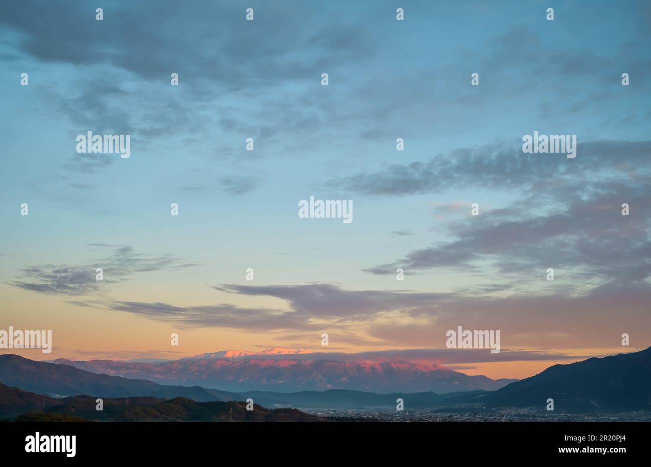 Sonnenuntergang über der Stadt Fethiye, Akdag Ridge, Blick auf die Stadt Uyluk-Tepe im Schnee. Winter in der Ägäis. Hintergrund für Werbeurlaub oder Stockfoto