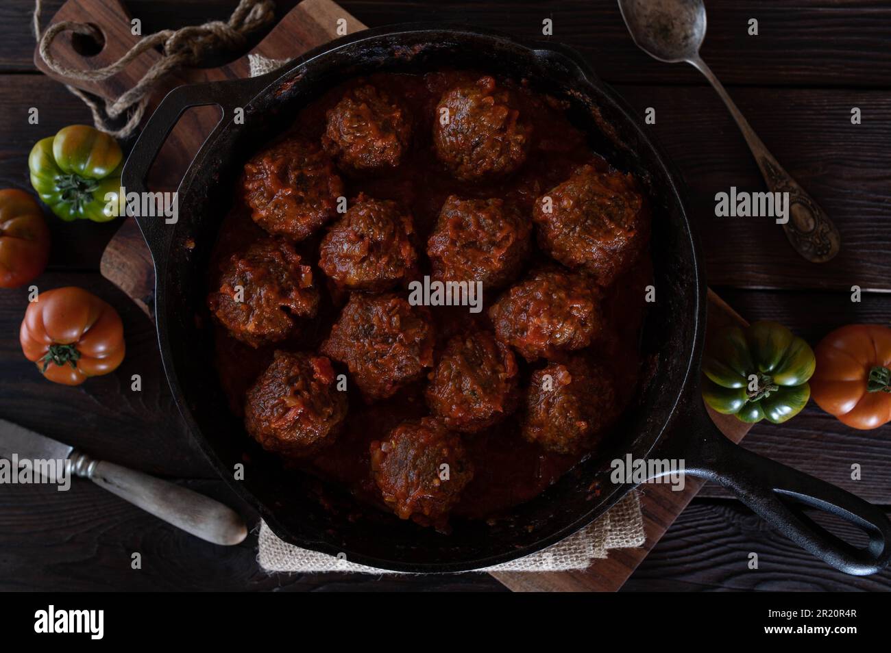 Italienische Fleischbällchen mit Tomatensoße. Polpette alla napoletana Stockfoto