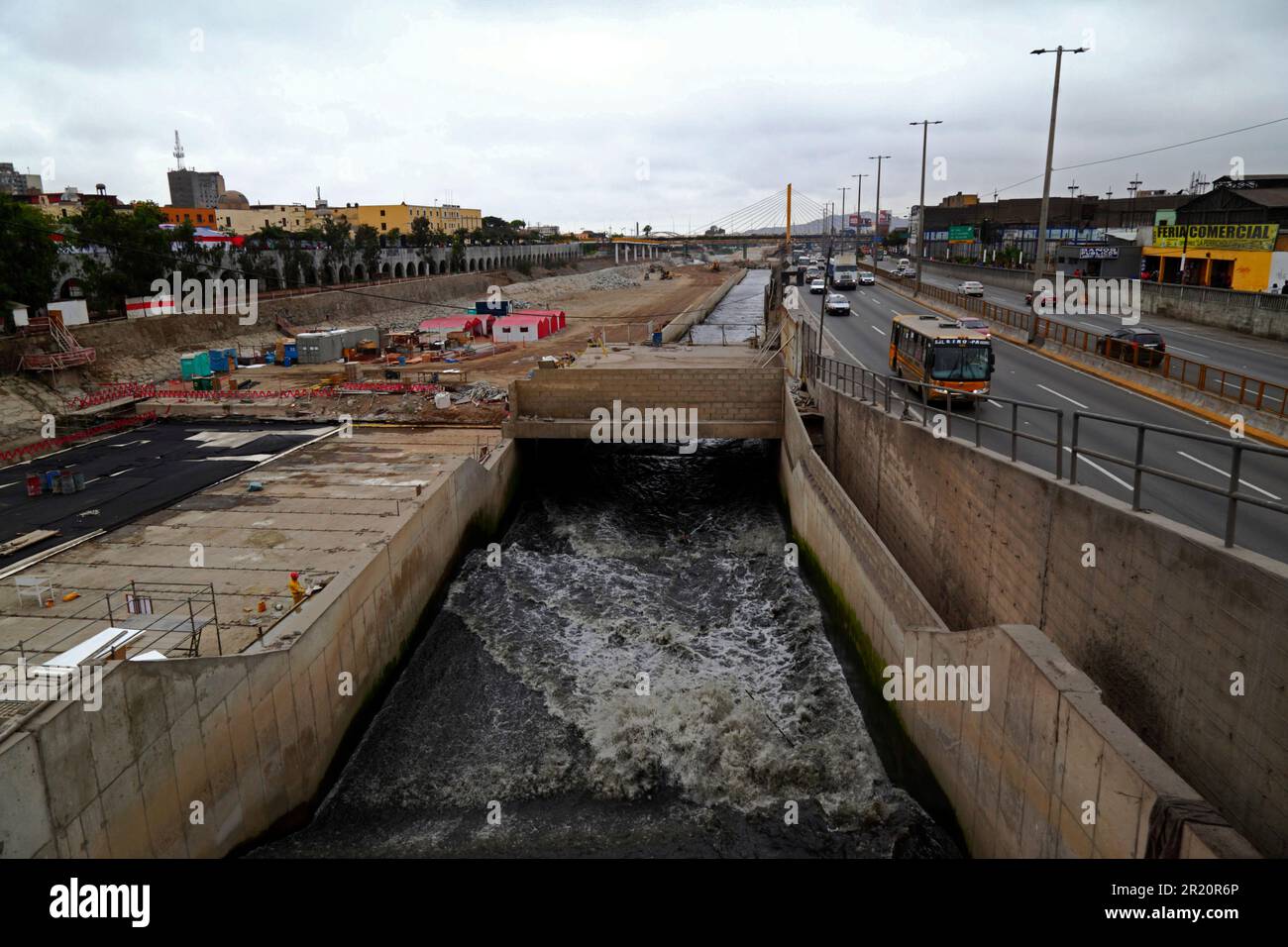 Baustelle eines Tunnels unter dem Fluss Rimac für eine neue Autobahn und gelbe Linie Via Expresa Buslinie, Lima, Peru. Der Tunnel verläuft 1,8km m unter dem Fluss Rimac, der umgeleitet wurde, um Bauarbeiten zu ermöglichen. Die Arbeiten begannen im Januar 2012 und dauerten 6 Jahre, der Tunnel wurde im Juni 2018 eröffnet. Das brasilianische Unternehmen OAS hat den Tunnel gebaut. Stockfoto