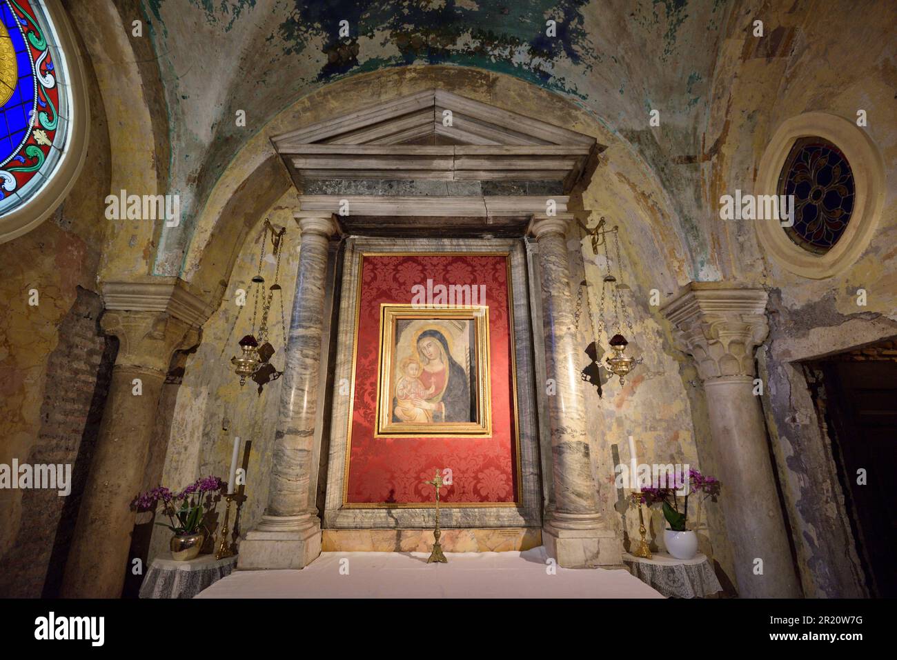 Madonna della Misericordia Gemälde (14. Jahrhundert), Kapelle der Jungfrau, San Benedetto in Piscinula, Trastevere, Rom, Italien Stockfoto