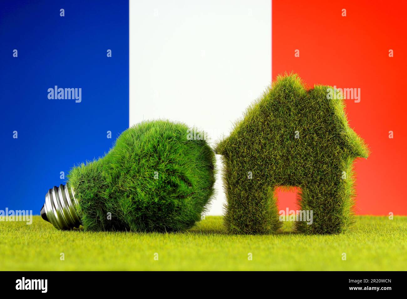Grüne Eco-Lampe, Eco-House-Symbol und Frankreich-Flagge. Erneuerbare Energien. Strompreise, Energieeinsparung im Haushalt. Stockfoto