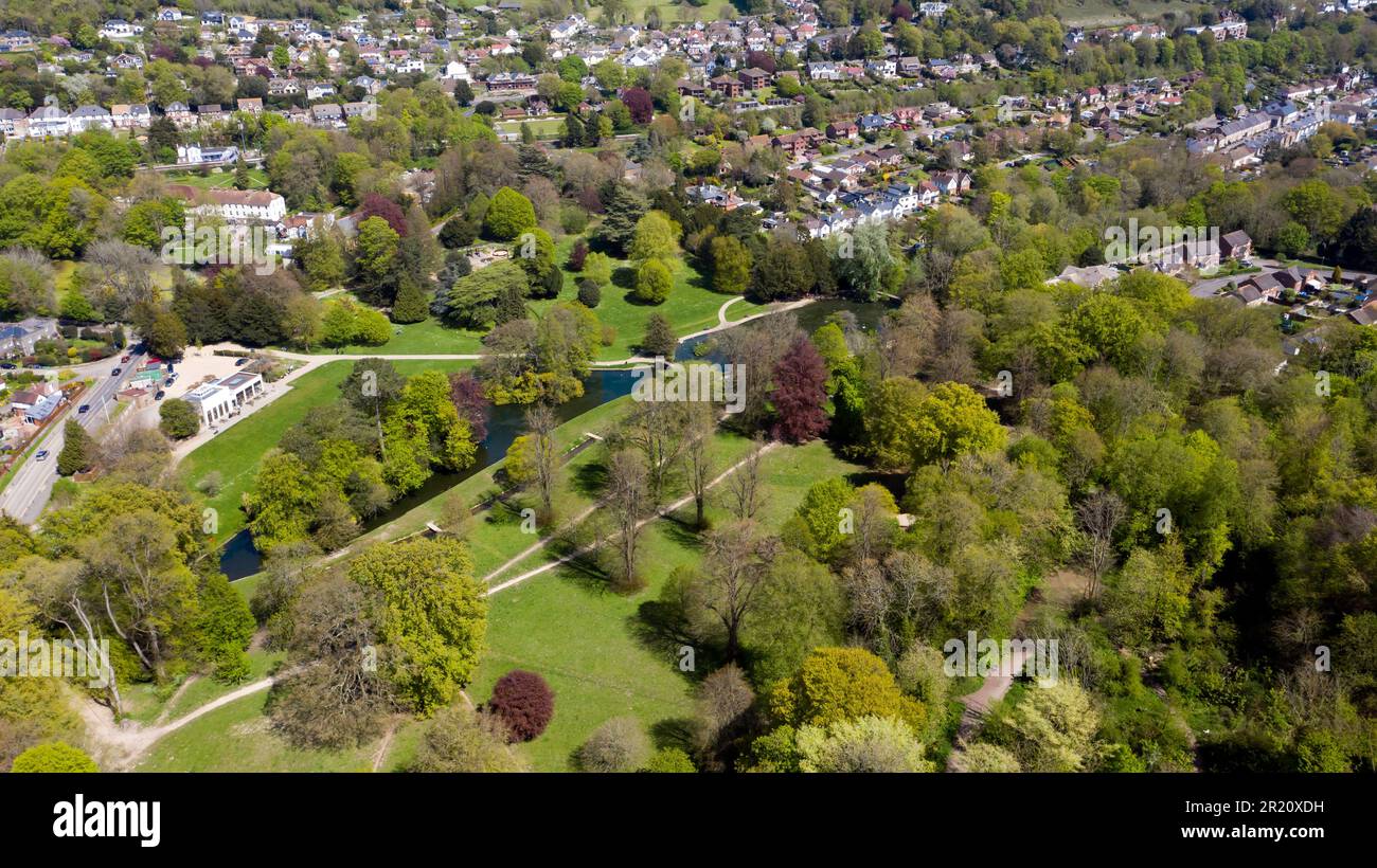 Blick auf den Kearsney Abbey Park, aufgenommen von einer Drohne, die über Coxhill Mount, Kearsney, Kent fliegt Stockfoto