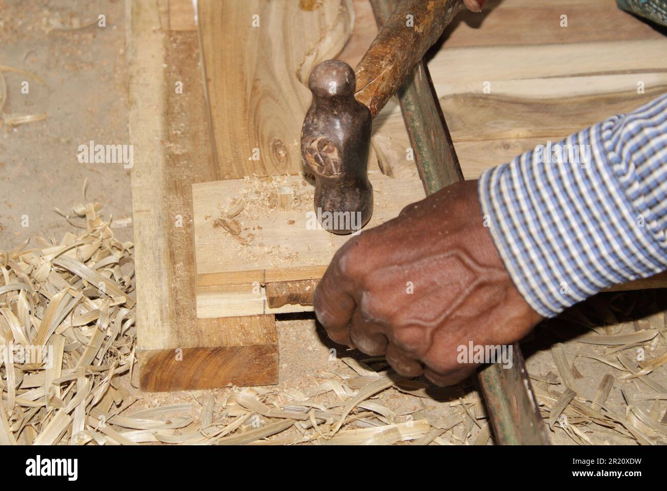 Nahaufnahme Carpenter beschäftigt - Konzept von Handwerkern, Selbstständigen und facharbeitern, Indien, Odisha Stockfoto