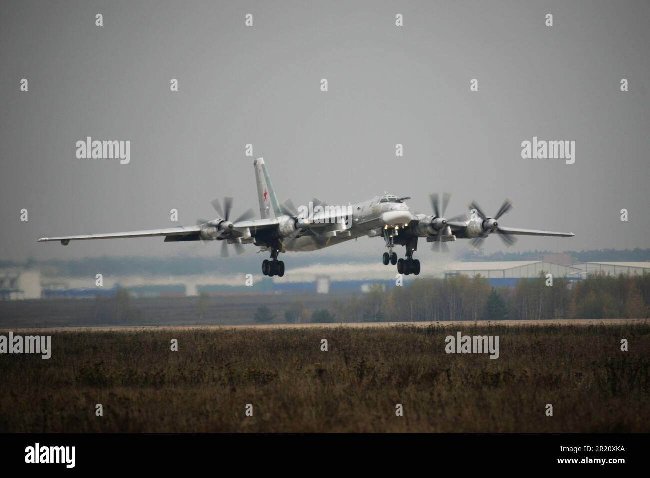 Tupolev TU-95 (Russisch: Туполев Ту-95; NATO-Berichtsname: 'Bär') ist eine große, viermotorige Turboprop-betriebene strategische Bomber- und Raketenplattform. Stockfoto