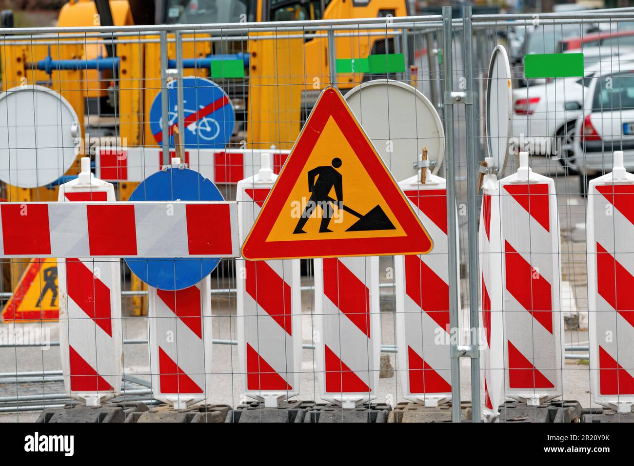 Straßenschild für Männer am Arbeitsplatz auf Baustelle bei Straßeninstandhaltung in der Stadt, selektiver Fokus Stockfoto