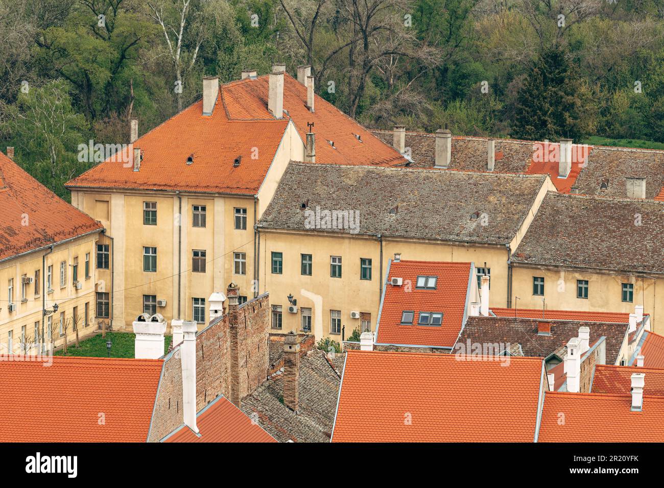 Blick aus einem hohen Winkel auf Gebäude im typisch österreichisch-ungarischen Architekturstil in der Altstadt von Petrovardin in Serbien Stockfoto