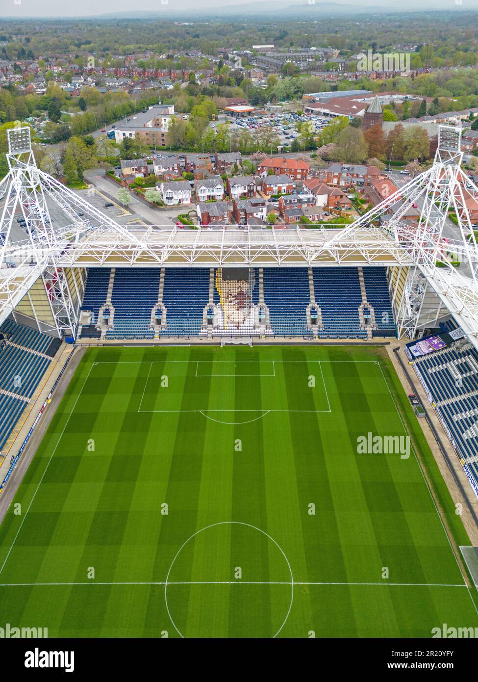 Preston, Lancashire, Vereinigtes Königreich. Luftbild des Deepdale Stadions. Preston North End Football Club. 2. Mai 2023 Stockfoto