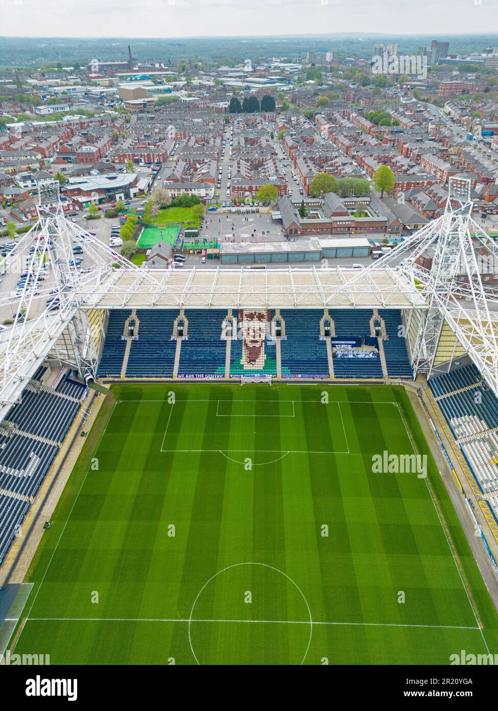 Preston, Lancashire, Vereinigtes Königreich. Luftbild des Deepdale Stadions. Preston North End Football Club. 2. Mai 2023 Stockfoto