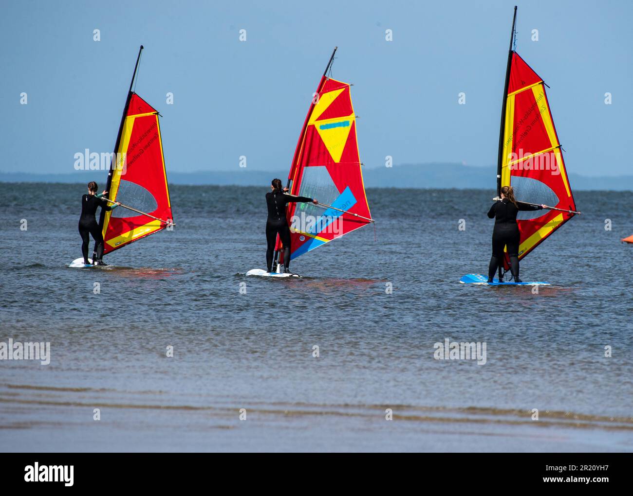 Mecklenburg-Vorpommern, Greifswald-Eldena: 16. Mai 2023, Windsurfer sind auf dem Wasser vor dem Eldena lido bei Greifswald. In Mecklenburg-Vorpommern glauben die Gesundheitsbehörden, dass die Badesaison beginnen kann. 96 Prozent der 493 Badegebiete an der Ostsee, Binnenseen oder Flüssen, die regelmäßig im Bundesstaat überwacht werden, sind als gut, meist sehr gut zertifiziert. Die Sauberkeit des Wassers ist nach wie vor ein wichtiges Qualitätsmerkmal für Mecklenburg-Vorpommern als attraktiven Urlaub- und Wohnort. Laut Gesundheitsminister Dres Stockfoto