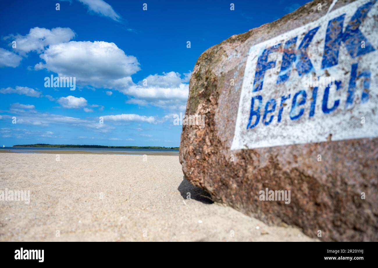 Mecklenburg-Vorpommern, Greifswald-Eldena: 16. Mai 2023, Blick auf einen Stein mit der Inschrift "FKK-Bereich" am lido Eldena. In Mecklenburg-Vorpommern glauben die Gesundheitsbehörden, dass die Badesaison beginnen kann. 96 Prozent der 493 Badegebiete an der Ostsee, Binnenseen oder Flüssen, die regelmäßig im Bundesstaat überwacht werden, sind als gut, meist sehr gut zertifiziert. Die Sauberkeit des Wassers ist nach wie vor ein wichtiges Qualitätsmerkmal für Mecklenburg-Vorpommern als attraktiven Urlaub- und Wohnort. Gesundheitsminister Drese sagte: " Stockfoto