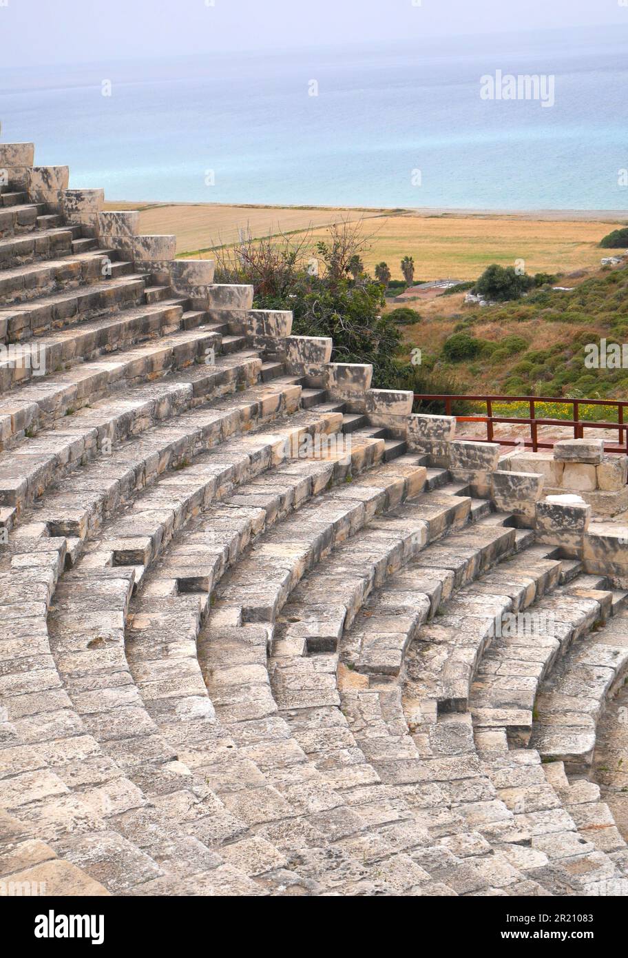 Das renovierte römische Theater aus dem 2. Jahrhundert v. Chr. mit dem Mittelmeer dahinter, Kourion Archäologisches Viertel, Episkopi, Limassol Viertel, Zypern Stockfoto