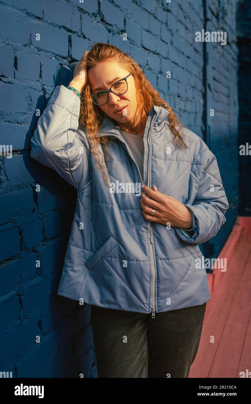 Porträt einer stilvollen Frau in blauer Jacke. Frühlingsporträt im Freien. Stockfoto