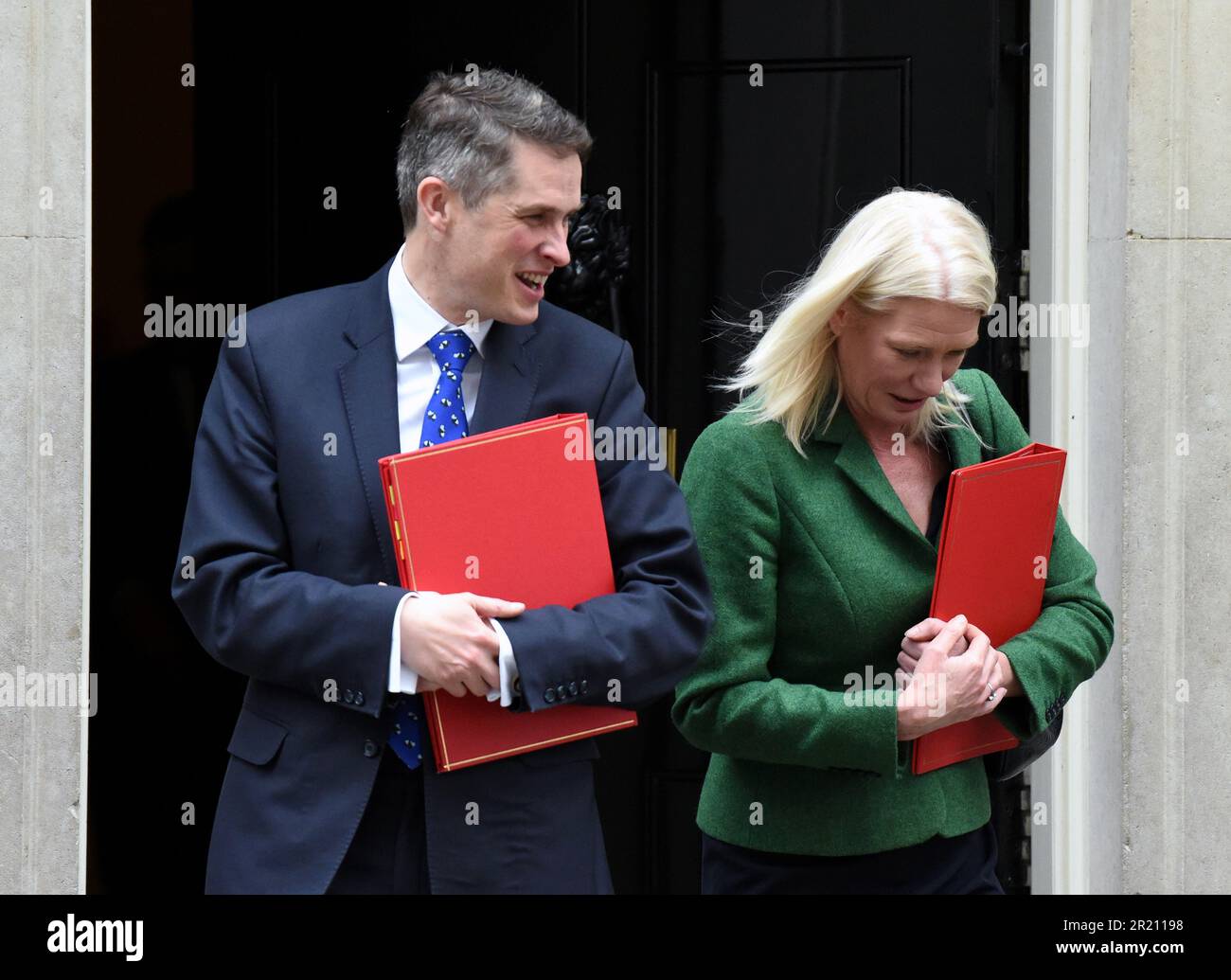 Gavin Williamson, Bildungsministerin, und Amanda Milling, Parteivorsitzende und Ministerin ohne Geschäftsbereich, verlassen die Downing Street Nr. 10 nach einer Kabinettssitzung. Mittwoch, 11. 03/2020 Stockfoto
