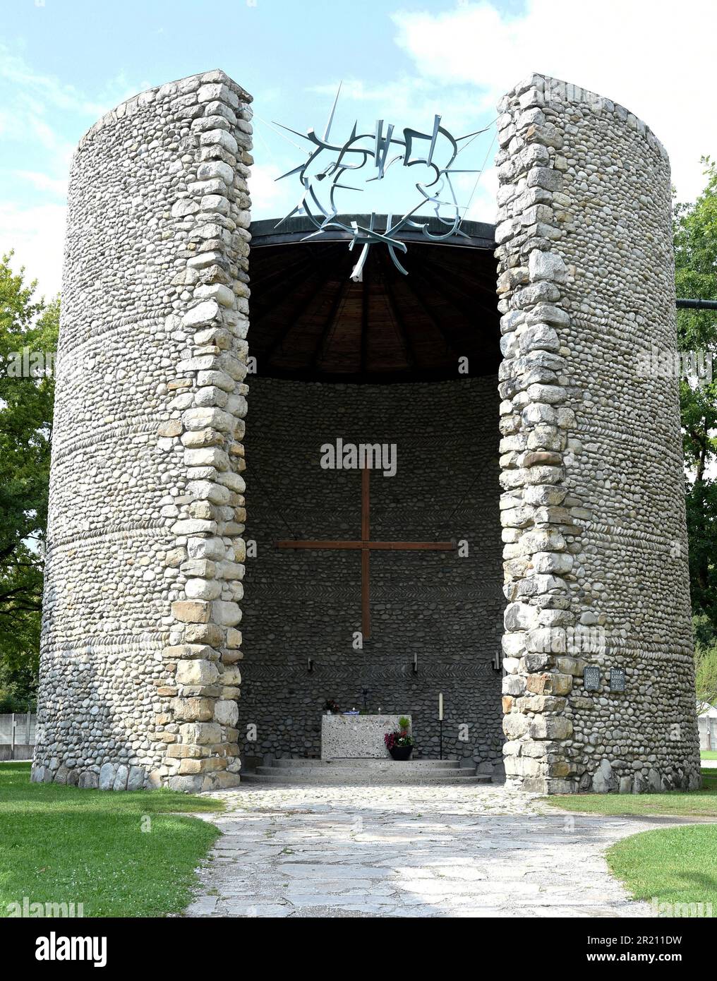 Foto außerhalb der Kapelle zur katholischen Todfeindlichkeit Christi im Konzentrationslager Dachau. Das Lager war das erste der 1933 eröffneten Konzentrationslager der Nazis. Die ursprüngliche Absicht des Lagers bestand darin, politische Gefangene festzuhalten. Stockfoto