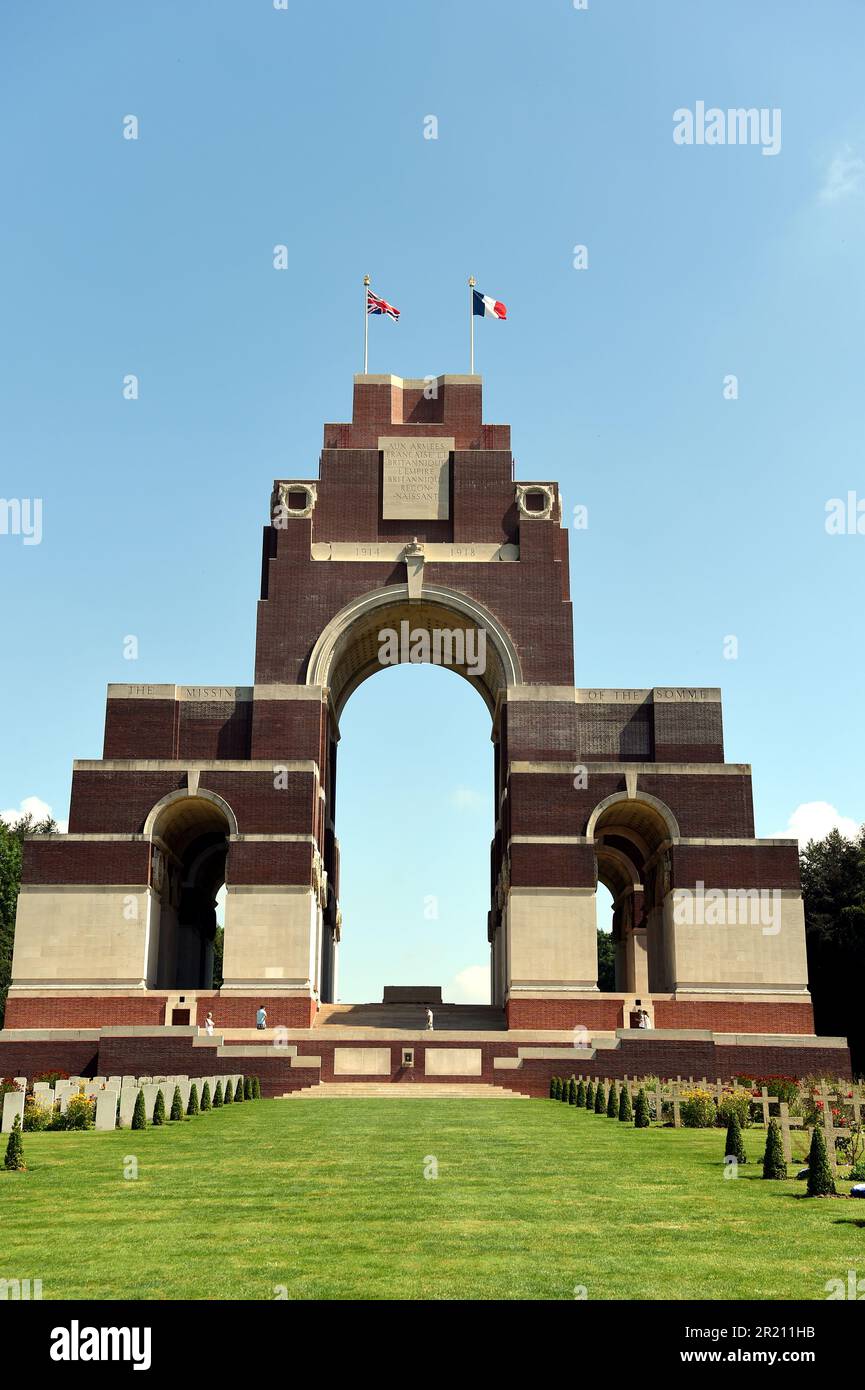 Das Thiepval Memorial to the Missing of the Somme ist ein Kriegsdenkmal für 72.337 vermisste britische und südafrikanische Soldaten, die in den Schlachten der Somme im Ersten Weltkrieg zwischen 1915 und 1918 ohne bekanntes Grab starben Stockfoto