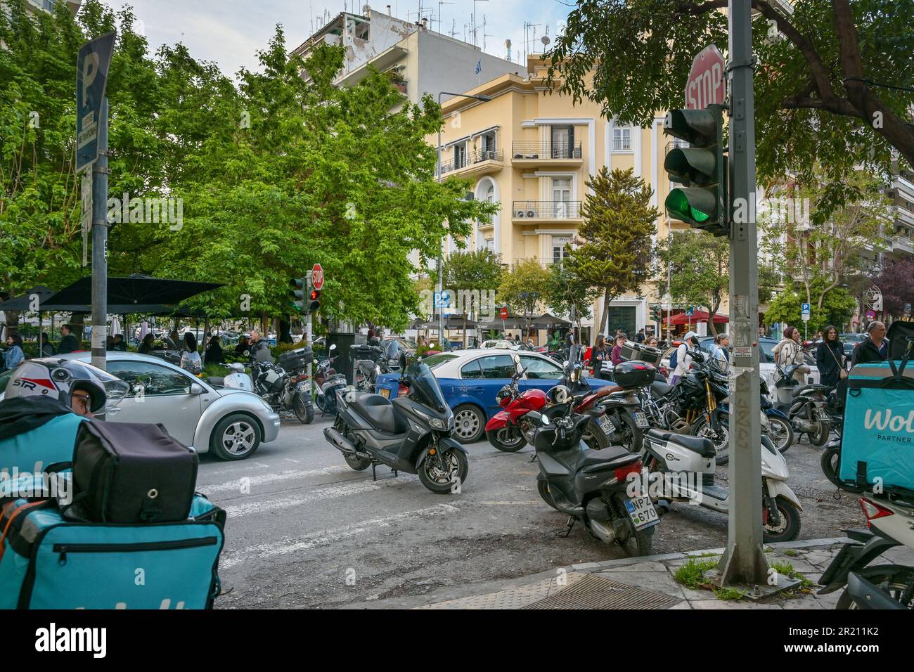 Thessaloniki, Griechenland, 24. April 2023: Verkehrschaos mit Motorrädern und Autos und schwierige Parksituation an einer Straßenkreuzung im Stadtzentrum; Stockfoto