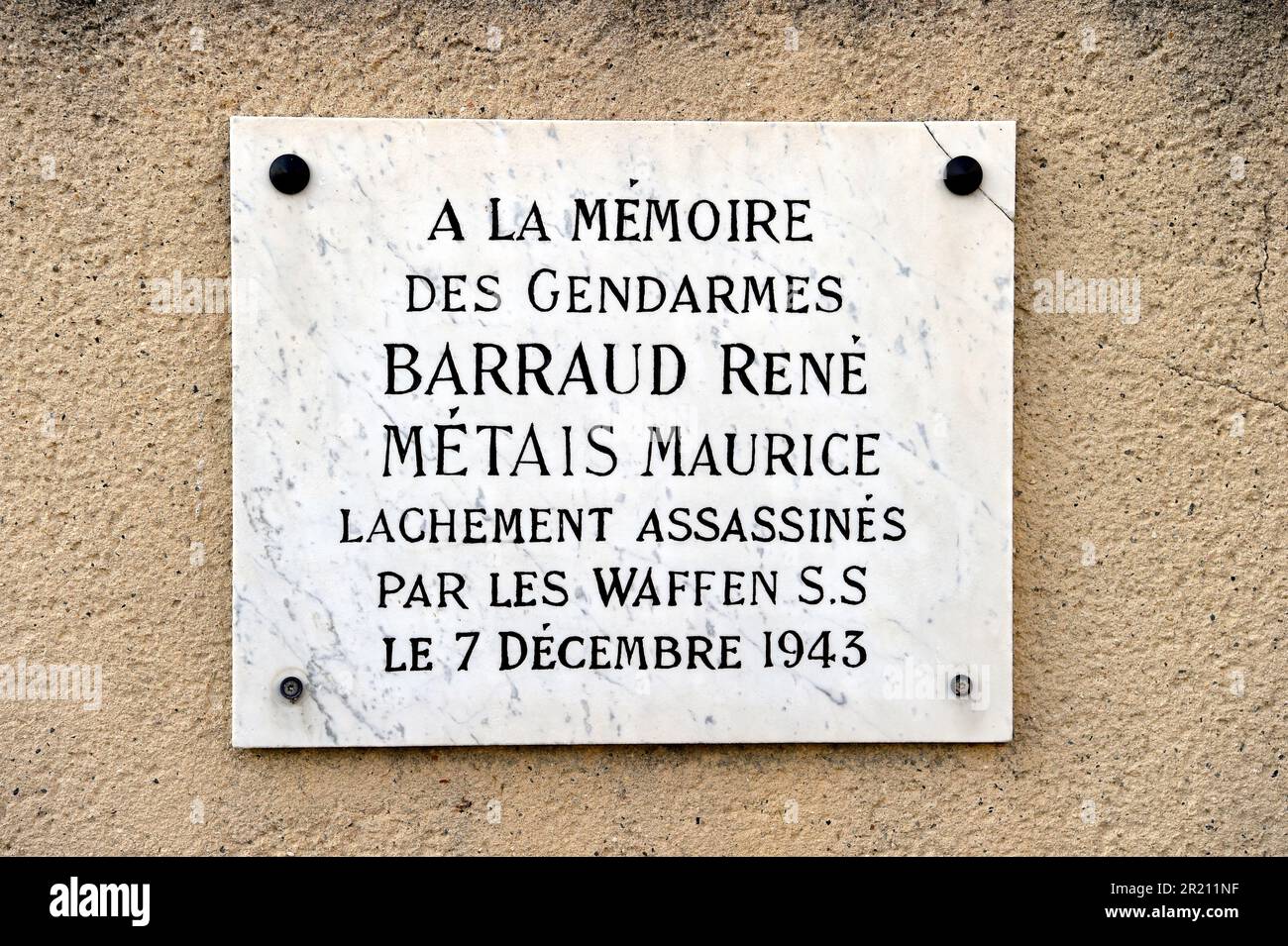 Foto einer Gedenkplakette zum Gedenken an zwei Polizisten, die während des Zweiten Weltkriegs von der Waffen SS in Sainte-Foy-la-Grande, einer Gemeinde im Gironde-Departement in Nouvelle-Aquitaine im Südwesten Frankreichs, getötet wurden. Stockfoto