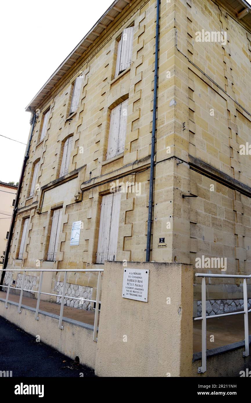 Foto der Polizeistation, wo zwei Polizisten während des Zweiten Weltkriegs von der Waffen SS getötet wurden, in Sainte-Foy-la-Grande, einer Gemeinde im Gironde-Departement in Nouvelle-Aquitaine im Südwesten Frankreichs. Sainte-Foy-la-Grande, eine Gemeinde im Departement Gironde in Nouvelle-Aquitaine im Südwesten Frankreichs. Eine Gedenktafel zur Erinnerung an ihr Opfer ist an der Wand draußen zu sehen. Stockfoto