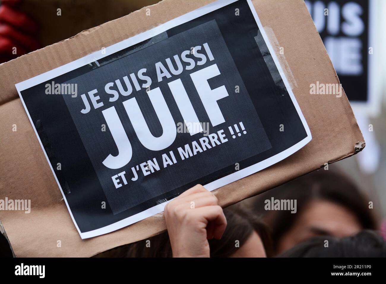 Foto während der Charlie Hebdo-Wache in London. Eine Person hält ein Plakat mit der Aufschrift "je suis aussi Juif et J'en ai Marre" (ich bin auch Jude, und ich habe es satt), während sich Hunderte auf dem Trafalgar Square versammeln und Solidarität mit denen zeigen, die bei den Anschlägen vom 2015. Januar auf das französische Magazin Charlie Hebdo und anderswo starben. Der Ausdruck "je Suis Charlie" wurde zu einem Symbol der Missachtung der Terroristen, die erklärten, sie hätten Charlie Hebdo getötet, nachdem sie 12 Angehörige des Personals erschossen hatten. Stockfoto