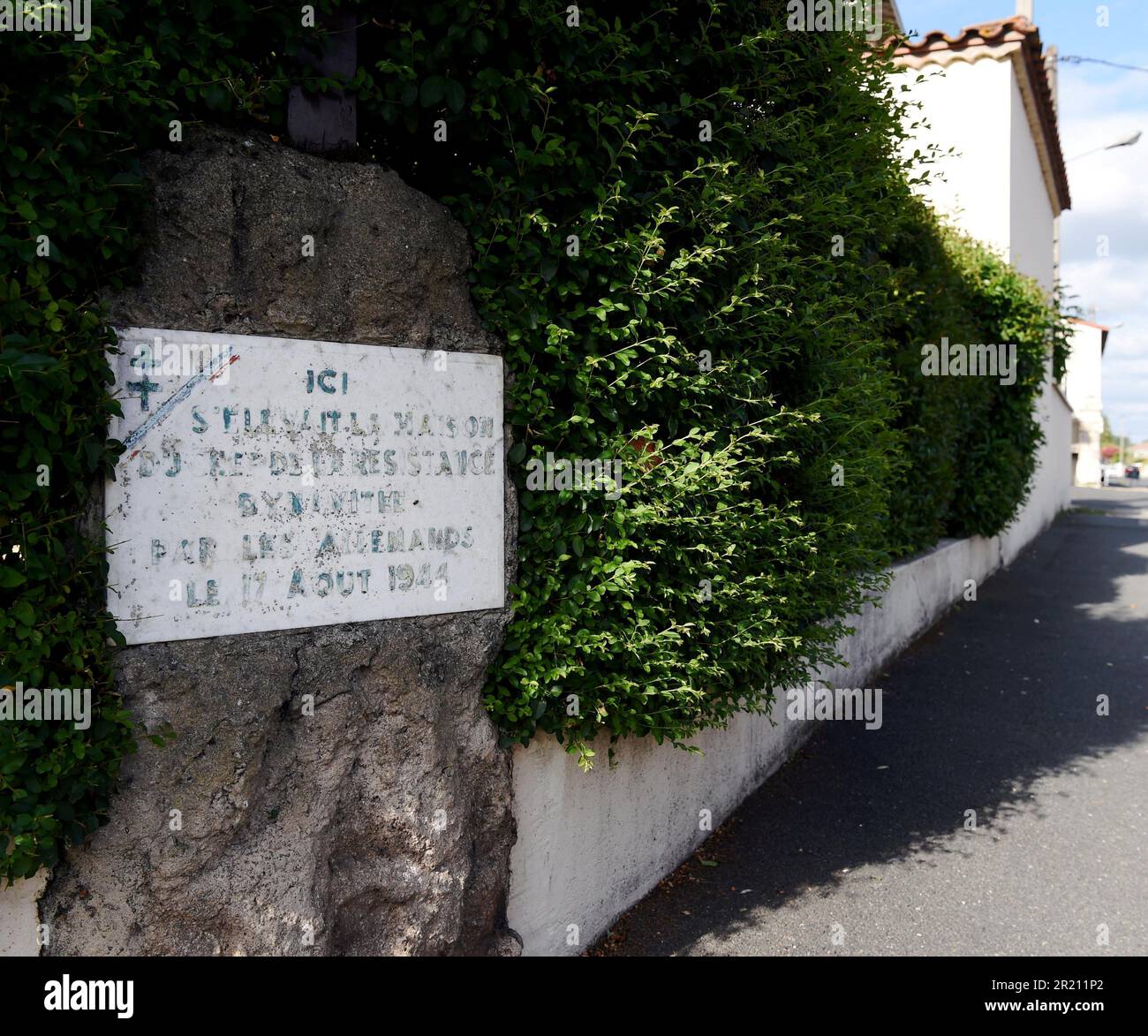 Foto einer Gedenktafel zum Gedenken an die Bemühungen und Opfer des französischen Widerstands während des Zweiten Weltkriegs in Sainte-Foy-la-Grande, einer Gemeinde im Departement Gironde in Nouvelle-Aquitaine im Südwesten Frankreichs. Stockfoto
