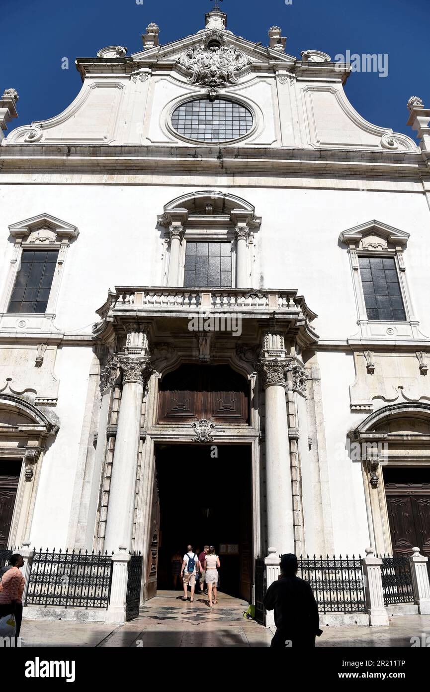 Foto mit der Fassade der Igreja de Sao Domingos, einer Kirche in Lissabon, Portugal. Die Kirche wurde 1241 eingeweiht und war einst die größte Kirche in Lissabon. Die Kirche wurde durch das Erdbeben von Lissabon im Jahr 1531 beschädigt und beim Erdbeben von 1755 fast vollständig zerstört. Der Wiederaufbau begann schnell, wurde aber erst 1807 abgeschlossen. Im Jahr 1959 wurde die Kirche erneut verwüstet, als im Gebäude ein Feuer ausbrach. Das Feuer zerstörte die Kirche vollständig und zerstörte viele wichtige Gemälde und Statuen. Im Jahr 1994 wurde die Kirche wieder geöffnet, aber die Restaurierung ließ viele Anzeichen des Feuers zurück Stockfoto