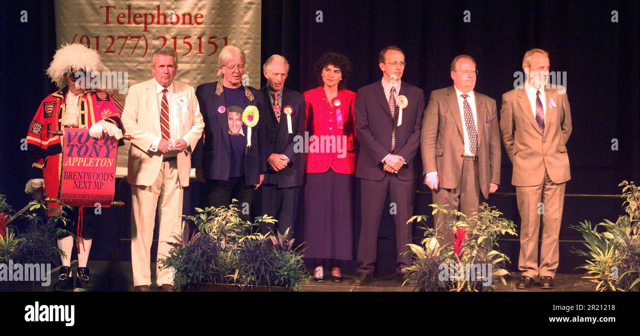 Das Foto von Martin Bell vor den Ergebnissen der Parlamentswahlen 2001 für den Wahlkreis Brentwood und Ongar wird in der Wahlnacht am Ende des Wahlkampfs während der Parlamentswahlen 2001 bekannt gegeben. Stockfoto