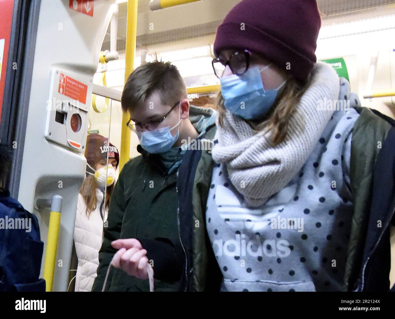 Foto von Personen, die während der COVID-19-Pandemie in der Londoner U-Bahn Gesichtsschutz trugen. Stockfoto