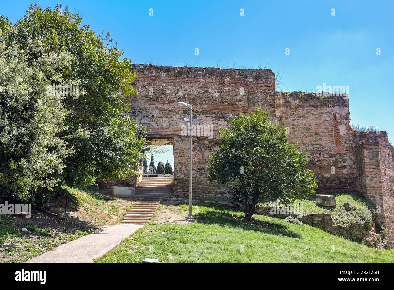 Tor durch die byzantinische Stadtmauer in Thessaloniki, Mazedonien, Griechenland, historisches Denkmal, Wahrzeichen und berühmtes Touristenziel, blauer Himmel auf A Stockfoto