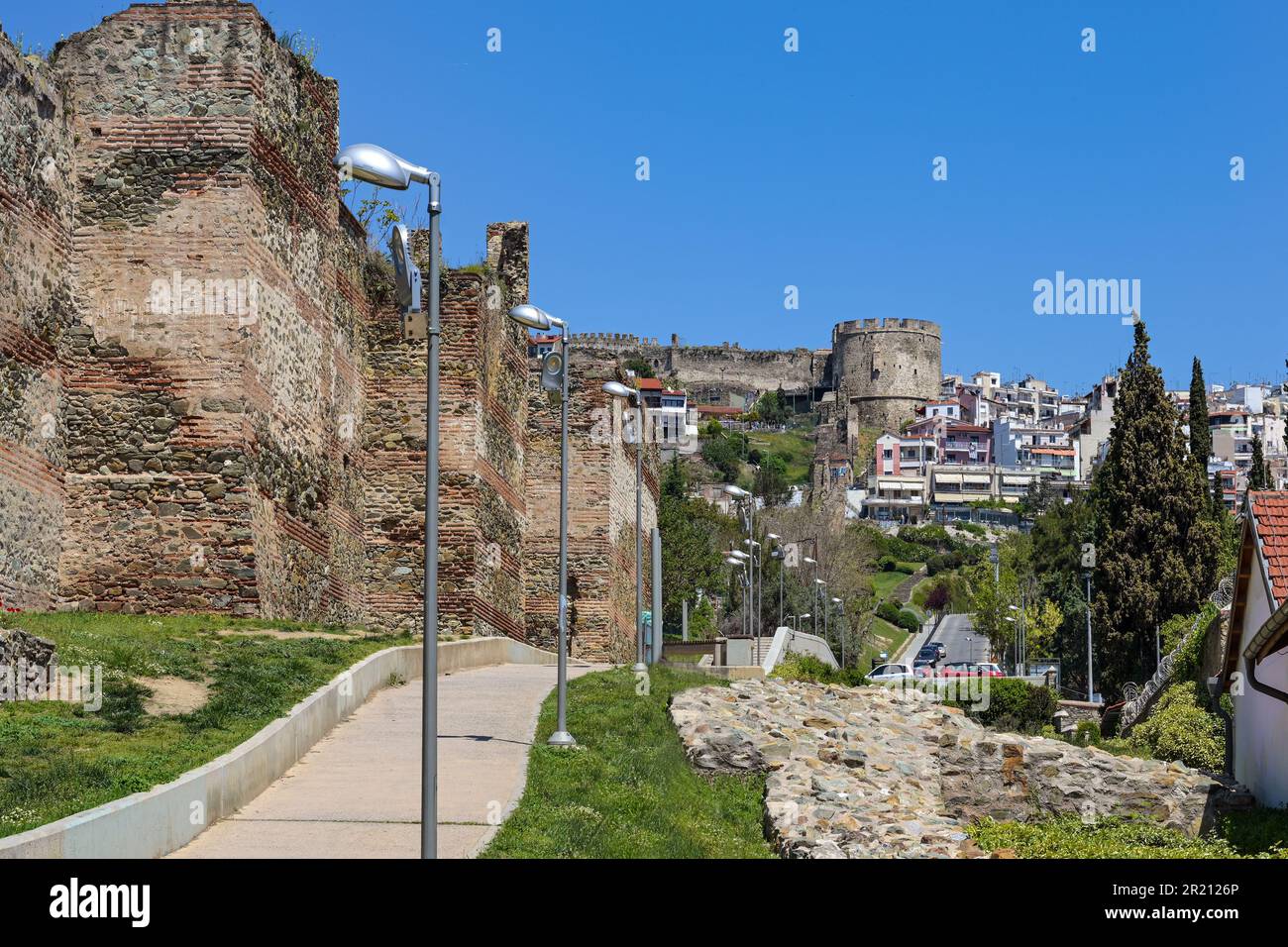 Fußweg entlang der byzantinischen Stadtmauer bis zur historischen Festung Thessaloniki in Mazedonien, Griechenland, Wahrzeichen und berühmtes Touristenziel, BL Stockfoto