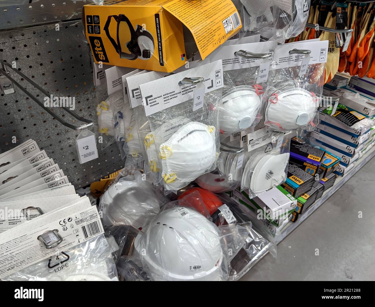 Fotografie der Gesichtsschutzmasken, die in B&Q gelagert wurden, als die Menschen während der COVID-19-Pandemie in Panik gerieten und persönliche Schutzausrüstung kauften. Stockfoto