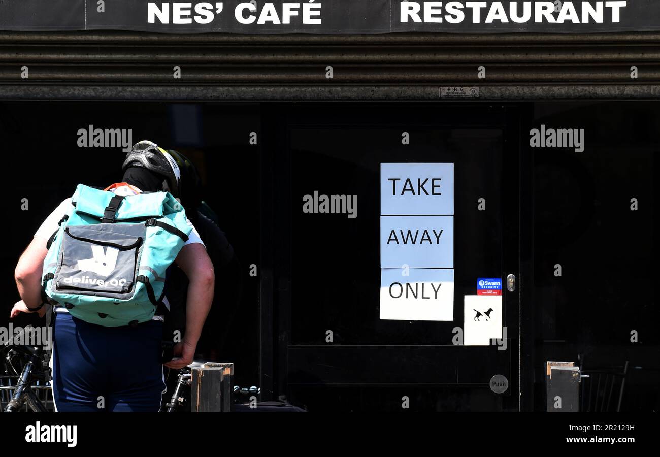 Foto eines Deliveroo-Fahrers während der COVID-19-Pandemie. Stockfoto