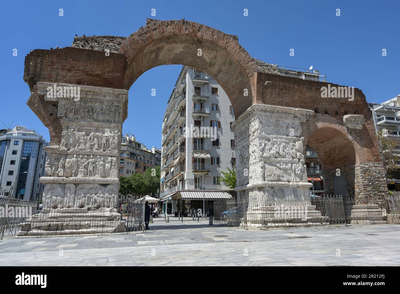Galeriusbogen im Stadtzentrum von Thessaloniki, berühmtes historisches Denkmal, frühe byzantinische Architektur und Kunst mit skulpturaler Dekoration auf dem Stockfoto
