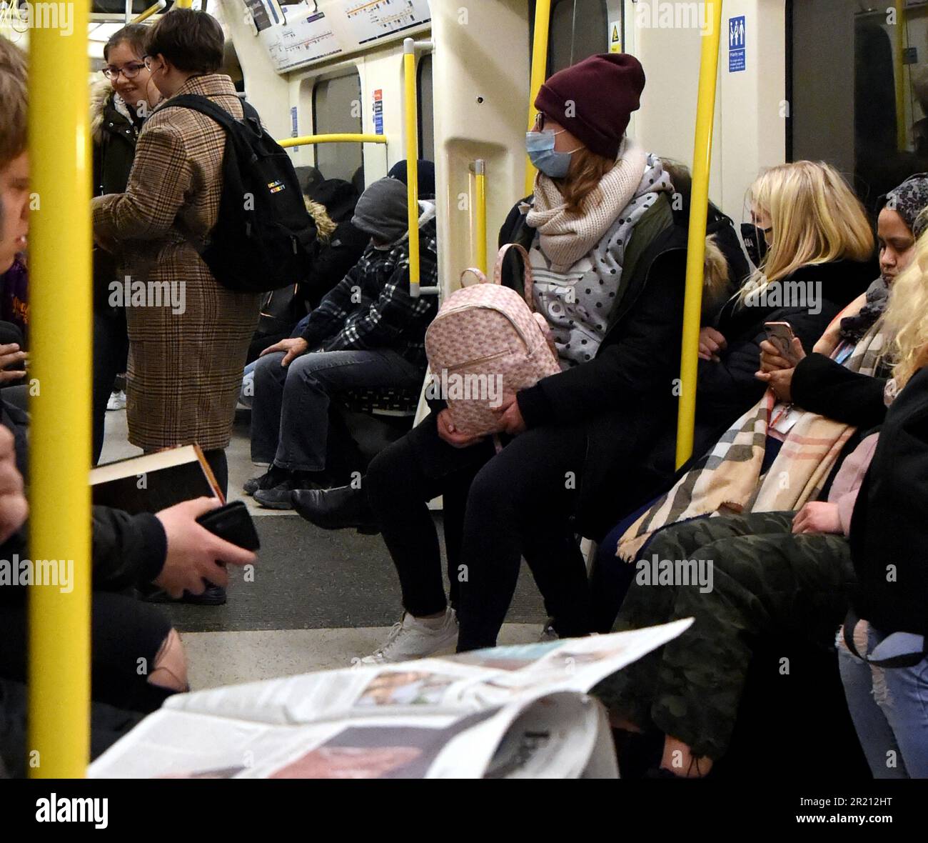 Foto von Personen, die während der COVID-19-Pandemie in der Londoner U-Bahn Gesichtsschutz trugen. Stockfoto