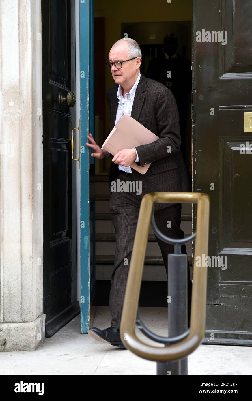 Foto von Sir Patrick Vallance, wissenschaftlicher Berater der Regierung und Leiter der Regierung Wissenschaft und Technik, vor dem Kabinettsbüro in Whitehall, London, nach einer Dringlichkeitssitzung VON COBRA, während die Besorgnis über den COVID-19-Ausbruch des Coronavirus zunimmt. Stockfoto