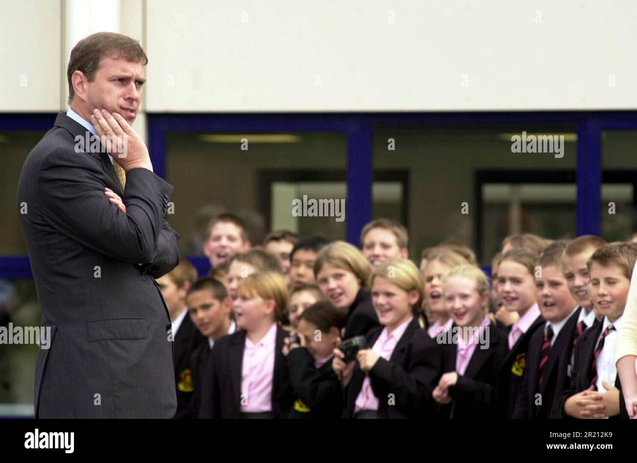 Ein Foto von Prinz Andrew, das während eines königlichen Besuchs in St. Martin's School, Hanging Hill Lane, Brentwood, Essex, Mittwoch, den 26. September 2001. Stockfoto