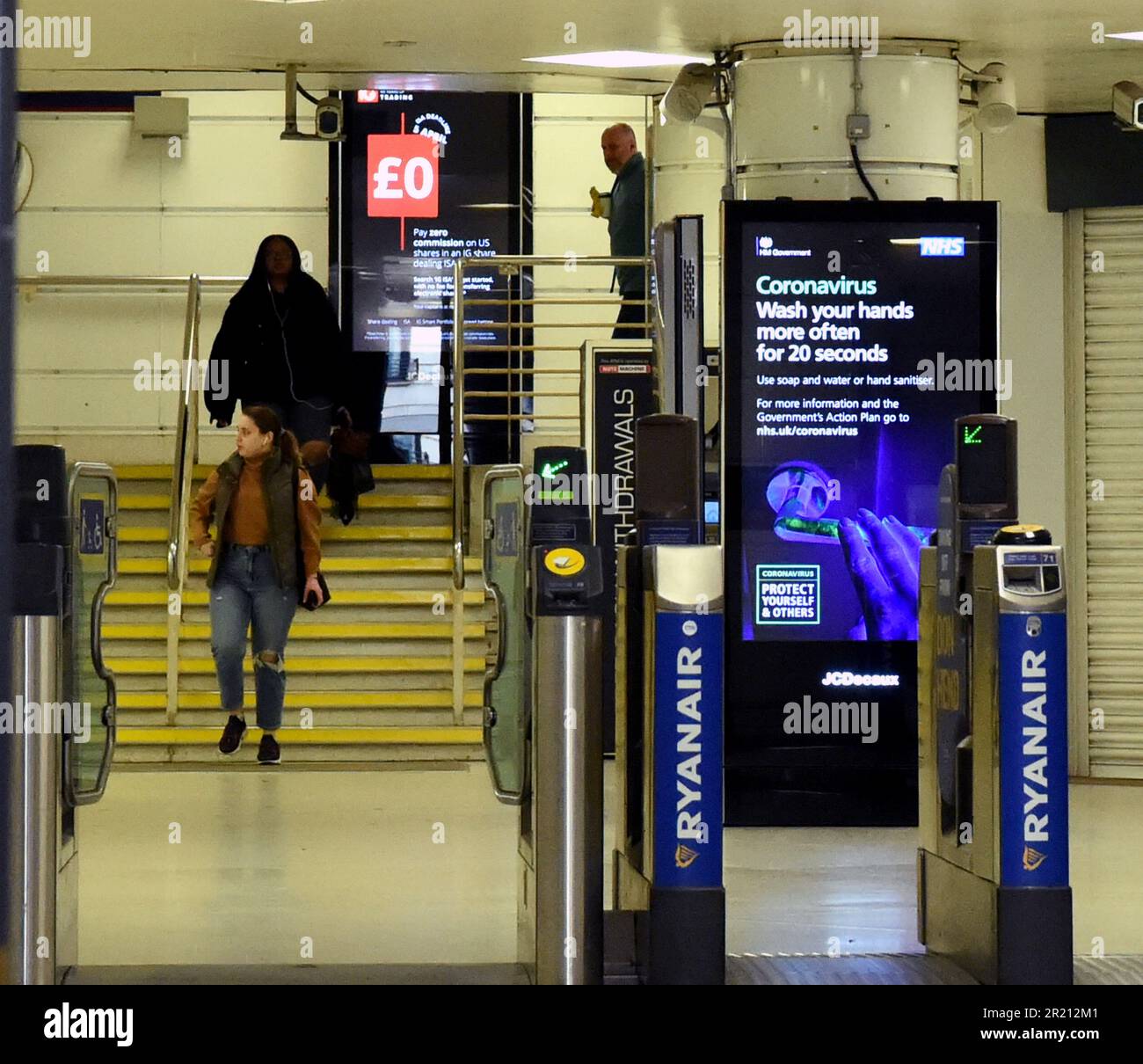 Foto eines Schildes vor einer Londoner U-Bahn-Station, auf dem die Menschen während der COVID-19-Pandemie aufgefordert werden, sich die Hände zu waschen. Stockfoto
