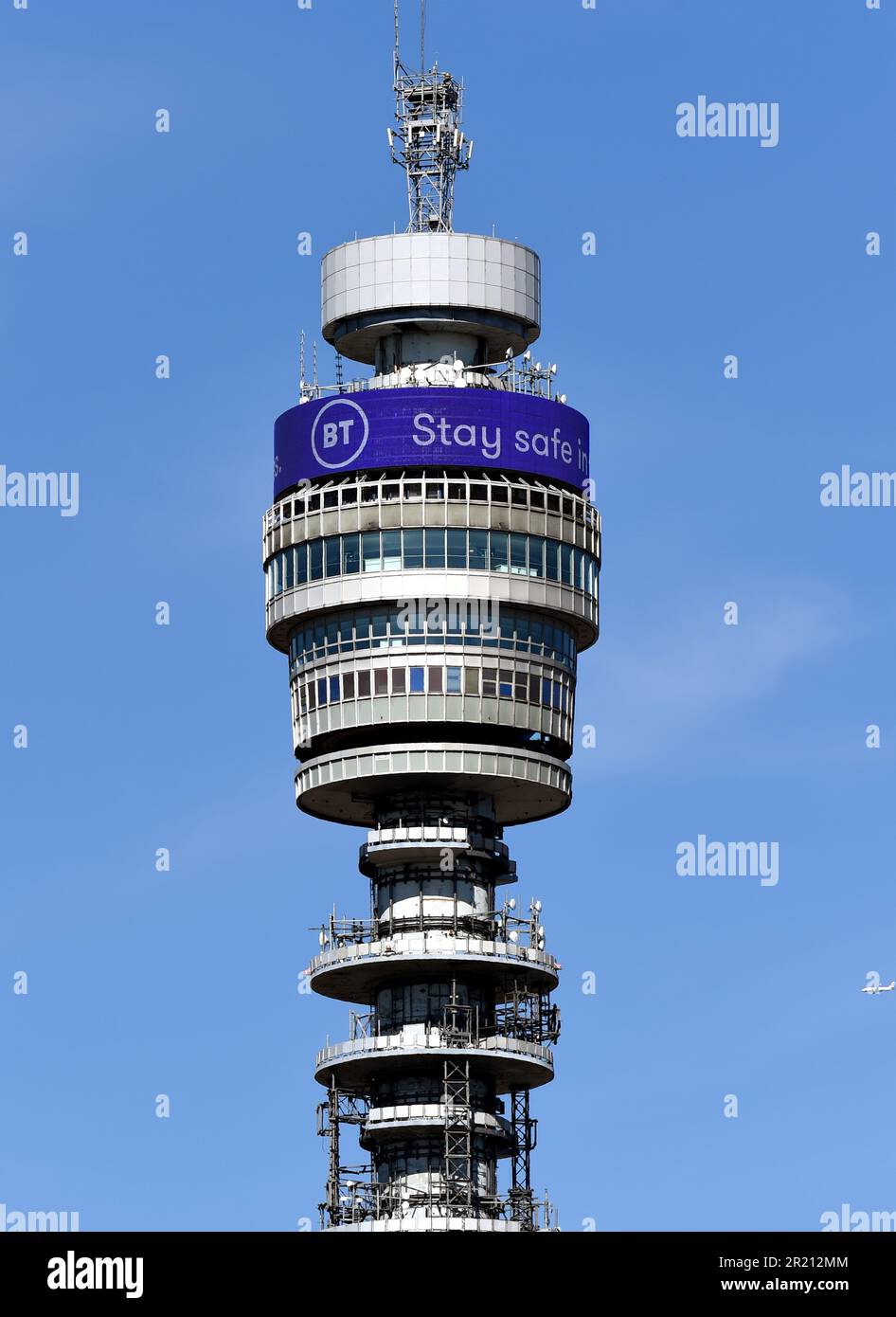 Foto einer Nachricht auf dem BT Tower in London, in der die Öffentlichkeit aufgefordert wird, während der COVID-19-Pandemie soziale Distanzierung zu praktizieren. Stockfoto