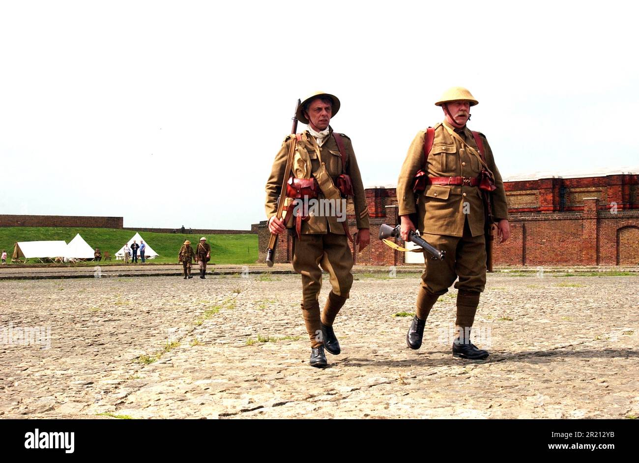 Foto von Soldaten, die während einer Nachstellung der Schlacht der Somme in Tilbury Fort, Fort Road, Tilbury, Essex für die Schlacht bereit sind. „The Somme Remined“ war Teil einer Gedenkfeier zum englischen Kulturerbe am 90. Jahrestag der berüchtigtsten Schlacht des Großen Krieges. Stockfoto